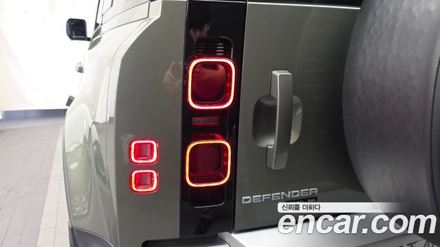 Land Rover Defender 2020 — photo 9