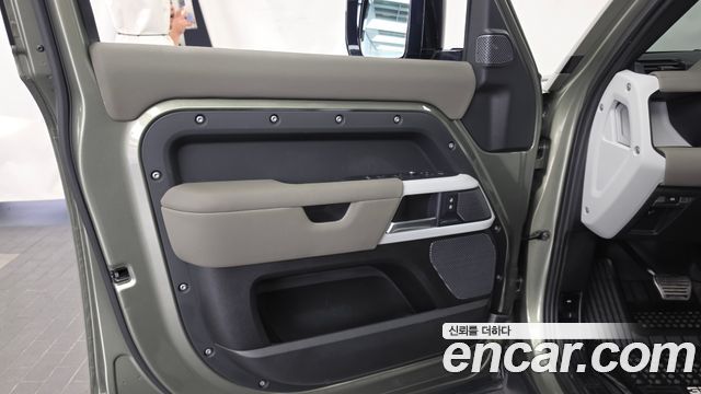 Land Rover Defender 2020 — photo 14
