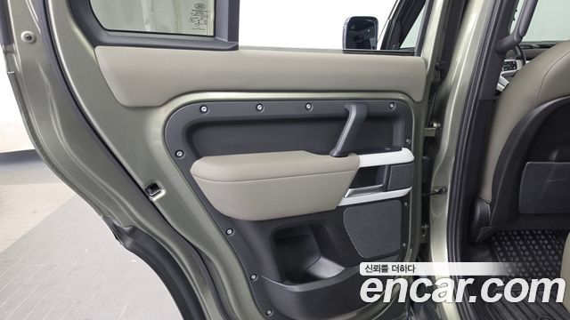Land Rover Defender 2020 — photo 15