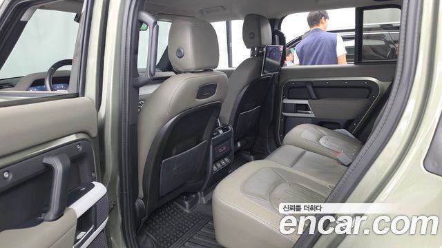 Land Rover Defender 2020 — photo 16