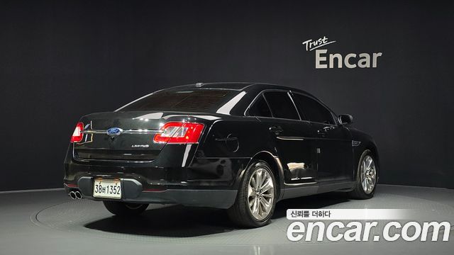 Ford Taurus 2011 — photo 2