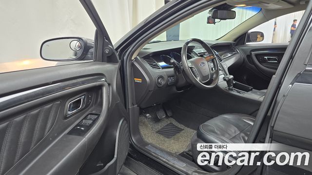 Ford Taurus 2011 — photo 10
