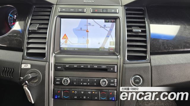Ford Taurus 2011 — photo 13