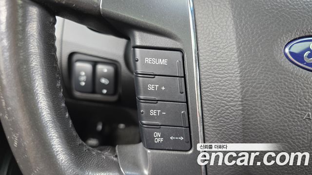 Ford Taurus 2011 — photo 16