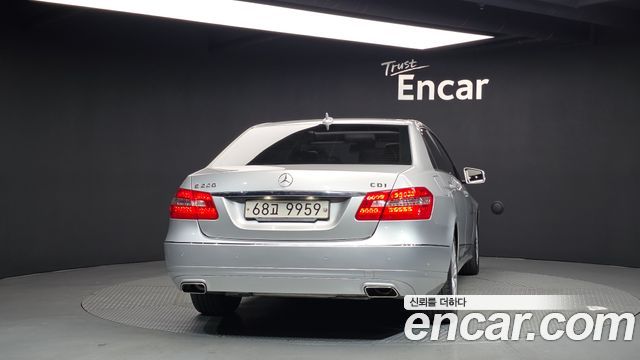 Mercedes-Benz E-Class 2012 — photo 4