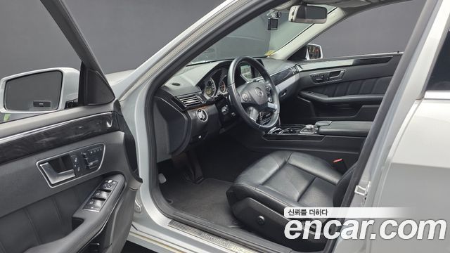 Mercedes-Benz E-Class 2012 — photo 10