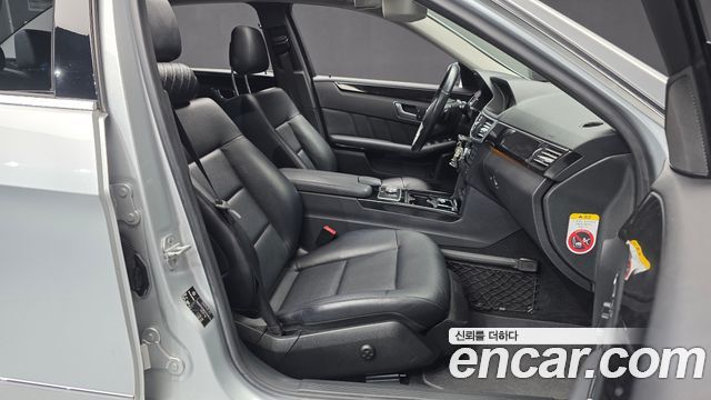 Mercedes-Benz E-Class 2012 — photo 11