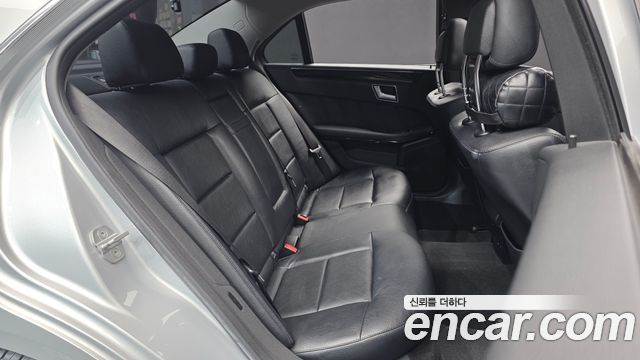 Mercedes-Benz E-Class 2012 — photo 12