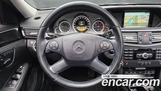 Mercedes-Benz E-Class 2012 — photo 13
