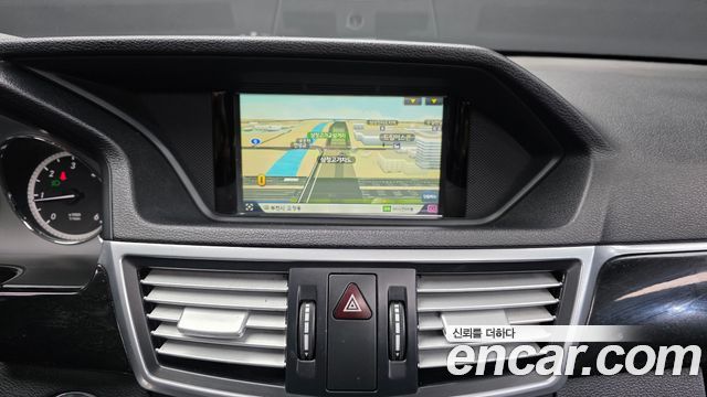 Mercedes-Benz E-Class 2012 — photo 14