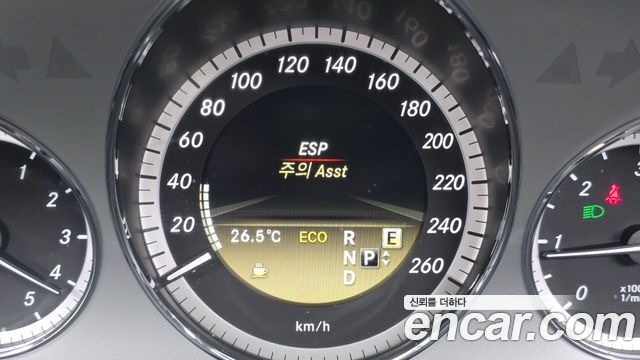 Mercedes-Benz E-Class 2012 — photo 16
