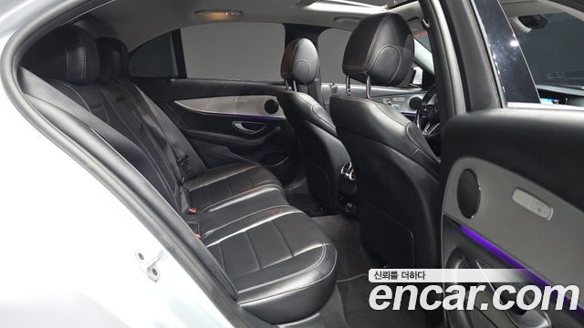 Mercedes-Benz E-Class 2019 — photo 18