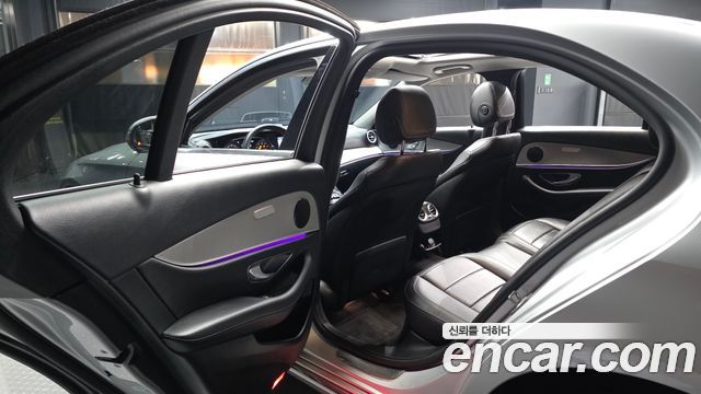 Mercedes-Benz E-Class 2019 — photo 16