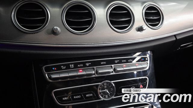 Mercedes-Benz E-Class 2019 — photo 30
