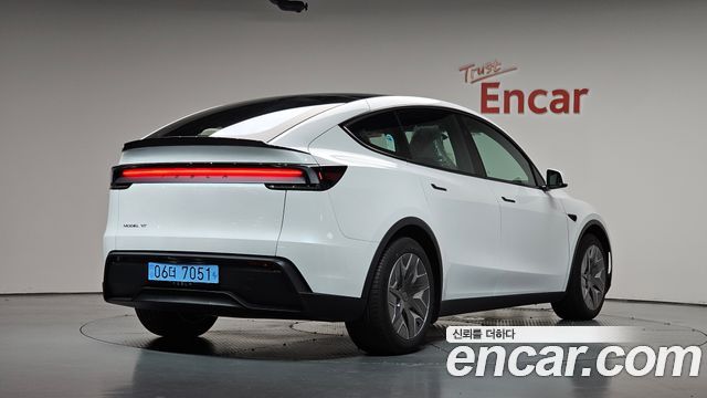 Tesla Model Y 2026 — photo 2