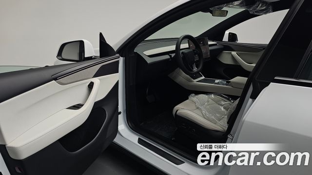 Tesla Model Y 2026 — photo 13