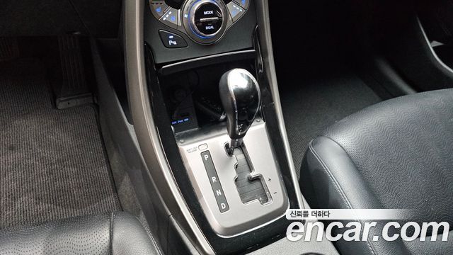 Hyundai AVANTE 2013 — photo 9