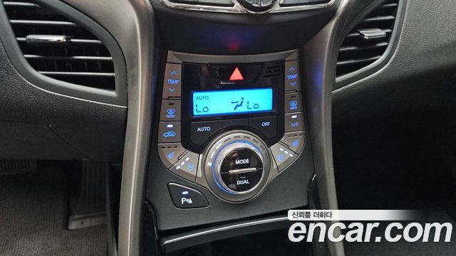 Hyundai AVANTE 2013 — photo 18