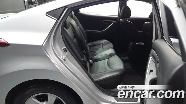 Hyundai AVANTE 2015 — photo 12
