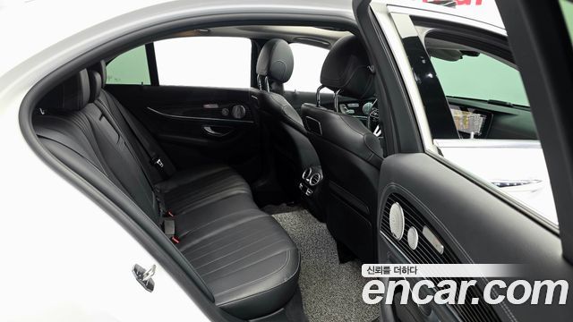 Mercedes-Benz E-Class 2020 — photo 11