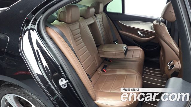 Mercedes-Benz E-Class 2019 — photo 17