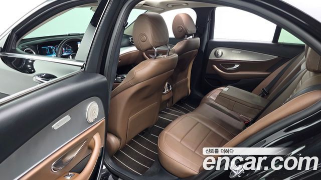 Mercedes-Benz E-Class 2019 — photo 18