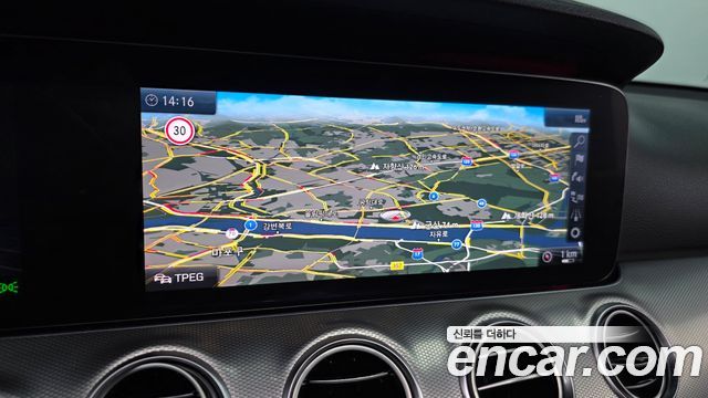 Mercedes-Benz E-Class 2019 — photo 20