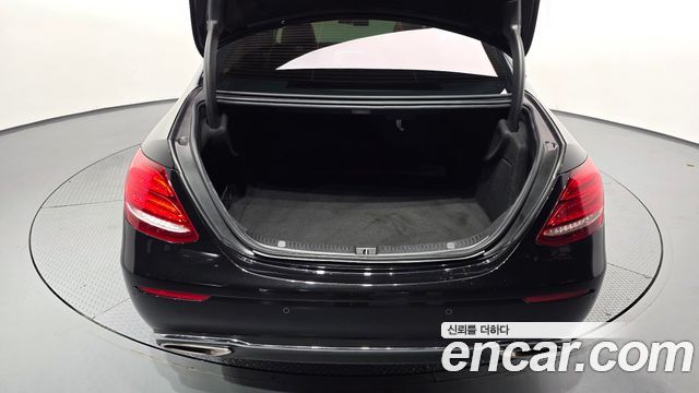 Mercedes-Benz E-Class 2019 — photo 26