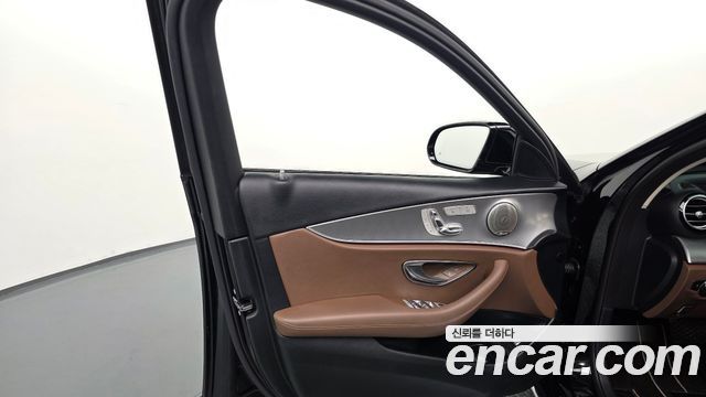 Mercedes-Benz E-Class 2019 — photo 14