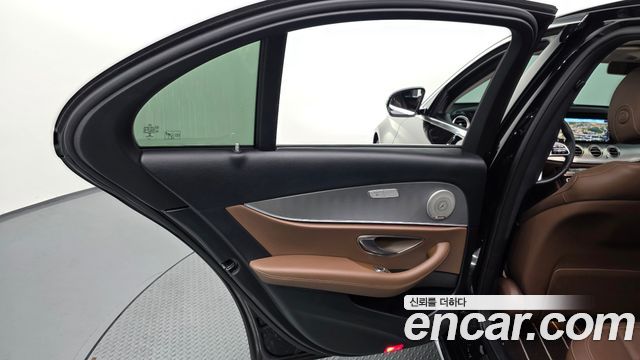 Mercedes-Benz E-Class 2019 — photo 15