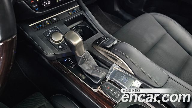 Lexus ES 2017 — photo 12