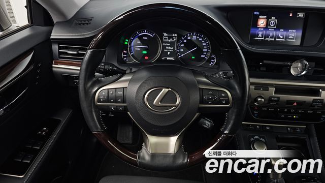 Lexus ES 2017 — photo 19