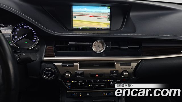Lexus ES 2017 — photo 20