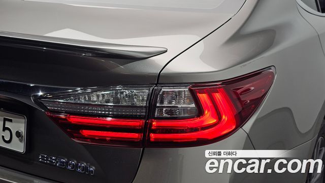 Lexus ES 2017 — photo 9