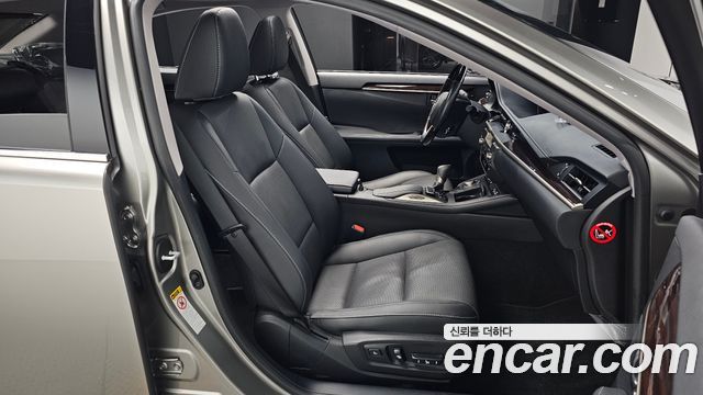 Lexus ES 2017 — photo 16