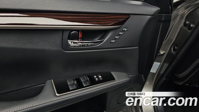 Lexus ES 2017 — photo 28