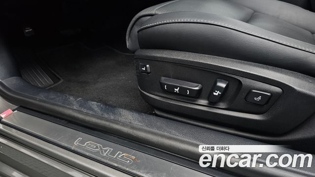 Lexus ES 2017 — photo 32