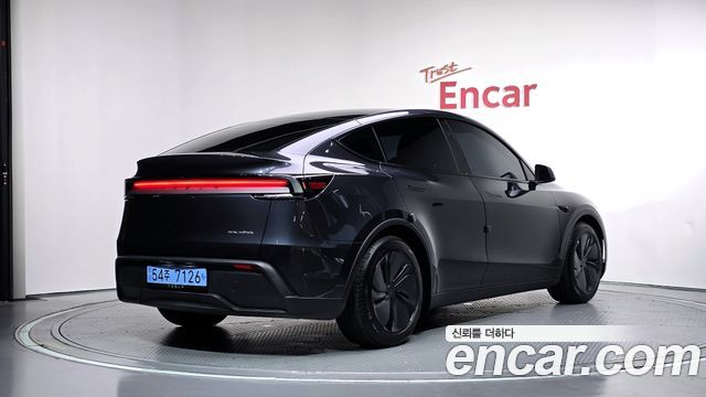 Tesla Model Y 2026 — photo 2