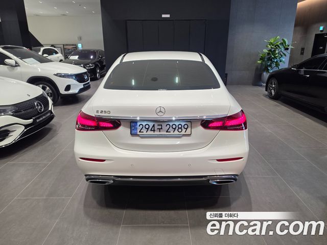 Mercedes-Benz E-Class 2023 — photo 4