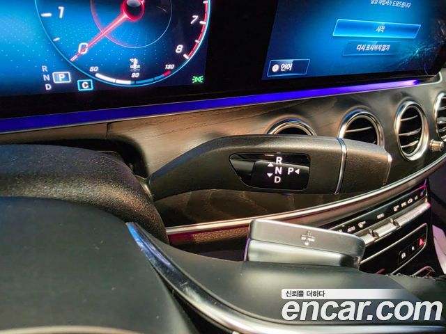 Mercedes-Benz E-Class 2023 — photo 9