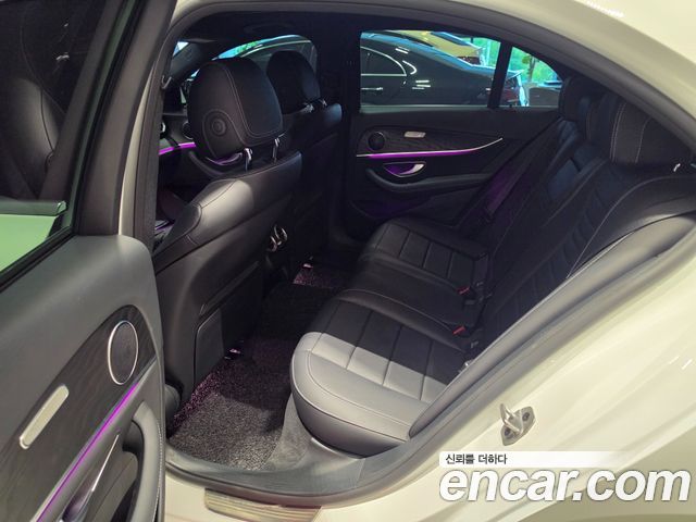 Mercedes-Benz E-Class 2023 — photo 10