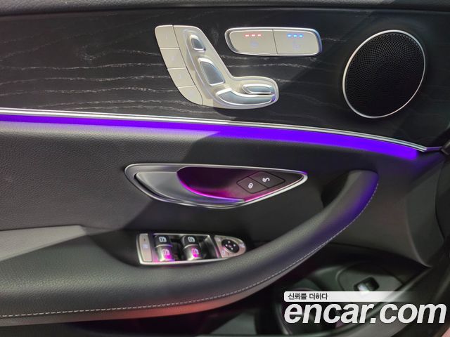 Mercedes-Benz E-Class 2023 — photo 12