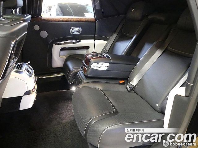 Rolls-Royce Ghost 2018 — photo 20