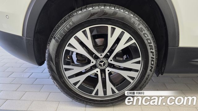 Mercedes-Benz GLB-Class 2024 — photo 5