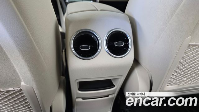 Mercedes-Benz GLB-Class 2024 — photo 24