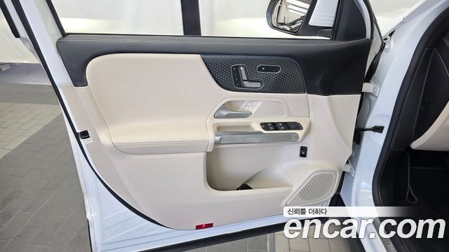 Mercedes-Benz GLB-Class 2024 — photo 14