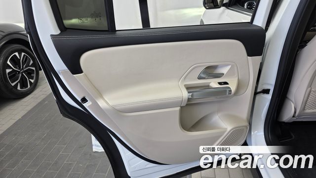 Mercedes-Benz GLB-Class 2024 — photo 15