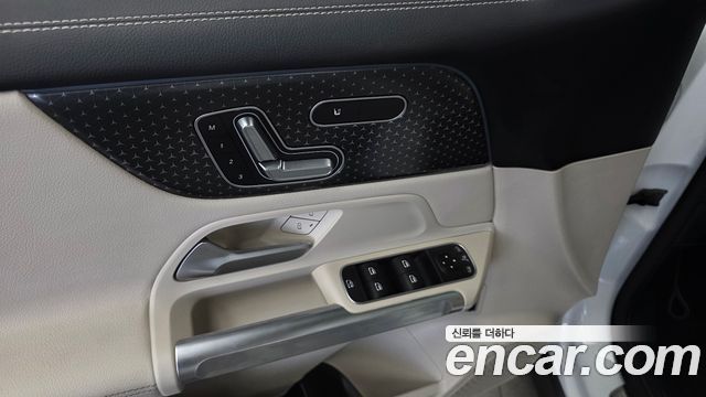 Mercedes-Benz GLB-Class 2024 — photo 28