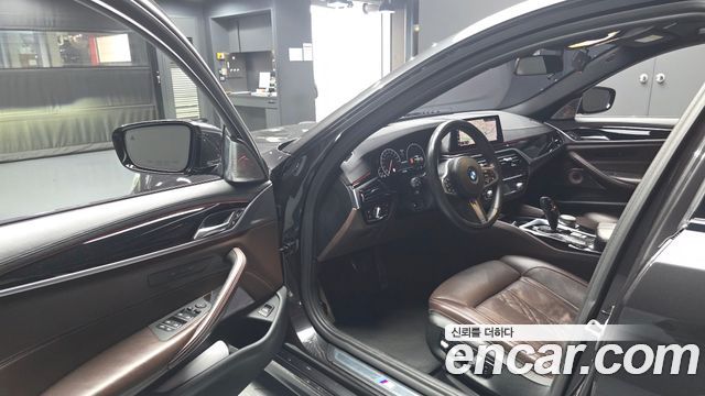 BMW 5-Series 2019 — photo 13