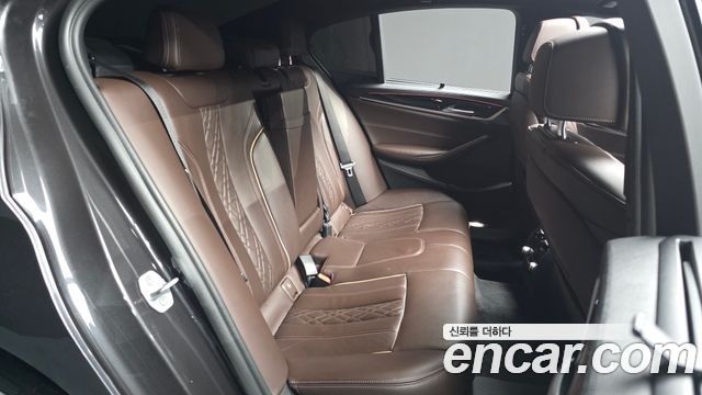BMW 5-Series 2019 — photo 17